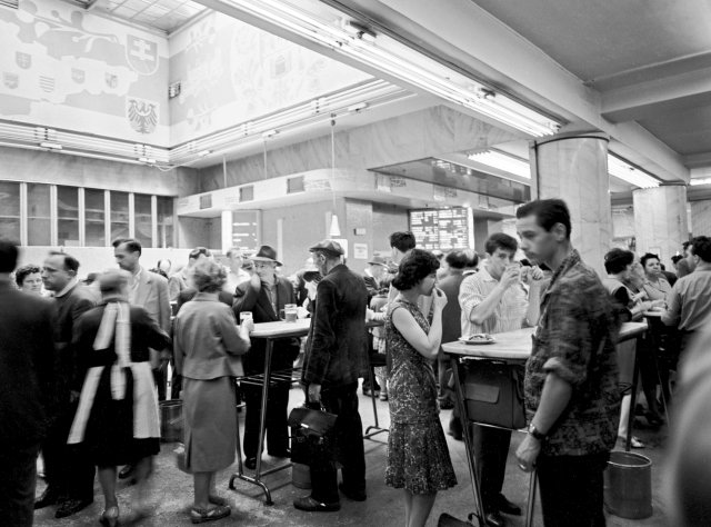 Automat Koruna na Václavském náměstí roku 1963.