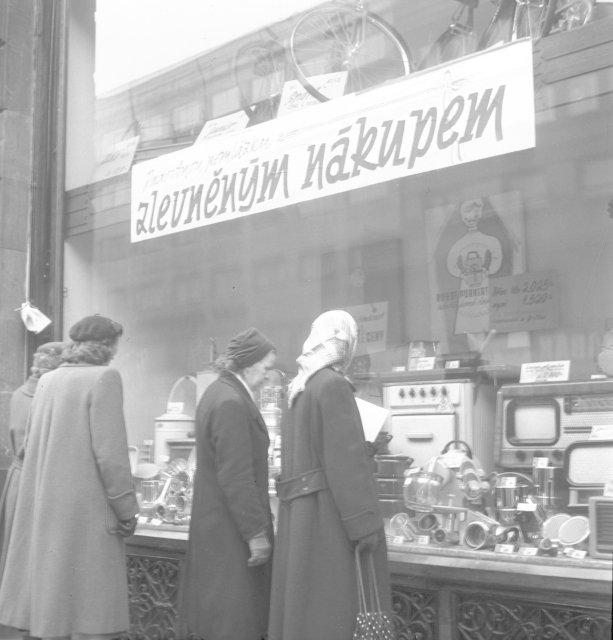 Potřeby pro domácnost na Václavském náměstí roku 1955.