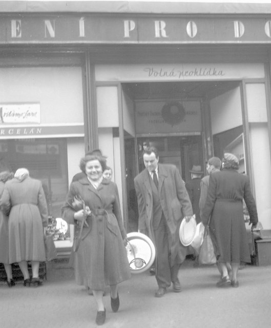 Potřeby pro domácnost na Václavském náměstí roku 1955.