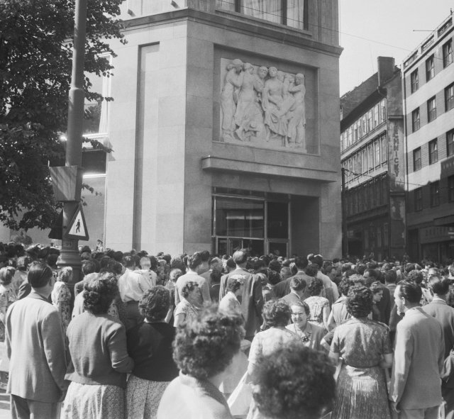 Slavnostní otevírání Domu módy na Václavském náměstí 8. července roku 1956.