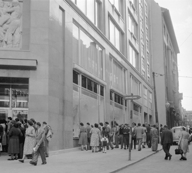 Dům módy na Václavském náměstí roku 1956.