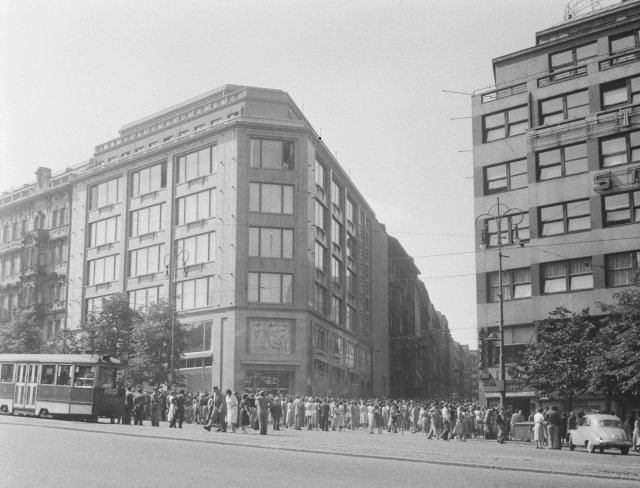 Slavnostní otevírání Domu módy na Václavském náměstí 8. července roku 1956.