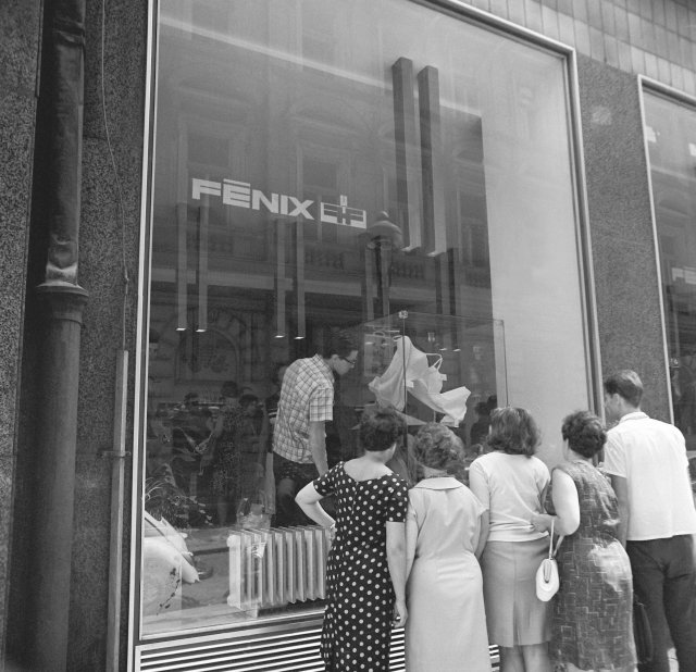 Obchod Fénix pražského podniku Textil roku 1968.