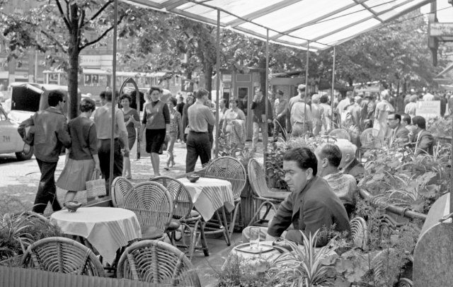 Předzahrádka před hotelem Evropa roku 1963.