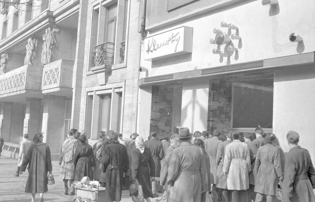 Klenotnictví na Václavském náměstí roku 1960.