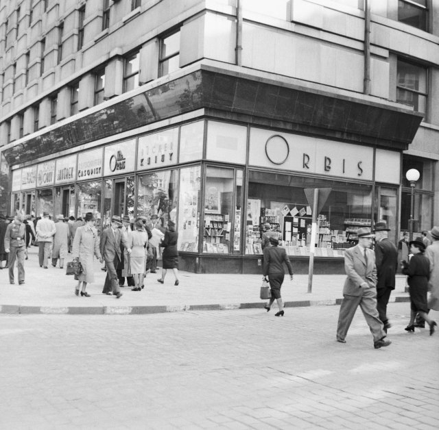 Knihkupectví Orbis na rohu Štěpánské ulice roku 1941.