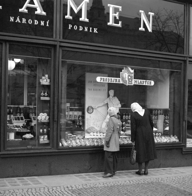 Prodejna mladých Pramen, rok 1949.