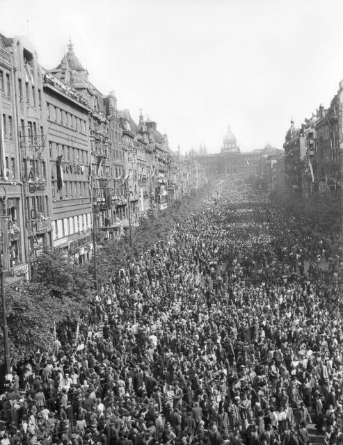 Dav Pražanů vítá návrat prezidenta Edvarda Beneše do vlasti, květen 1945.