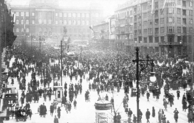 Manifestace lidí na Václavském náměstí během vzniku samostatného Československa, říjen 1918