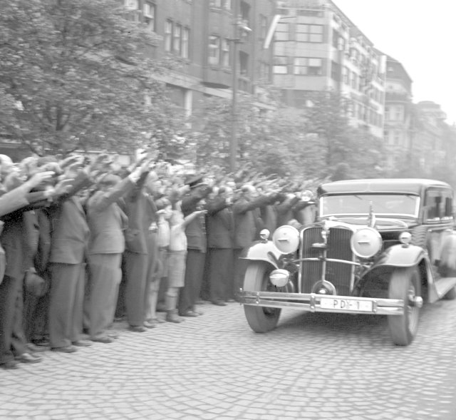 Manifestace na Václavském náměstí po smrti říšského protektora Reinharda Heydricha, rok 1942