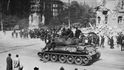Rudoarmějci na tanku přijíždějí na Václavské náměstí, květen 1945.