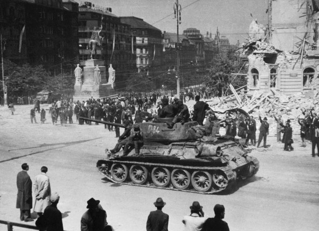 Rudoarmějci na tanku přijíždějí na Václavské náměstí, květen 1945.