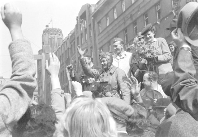 Vítání Rudoarmějců v Praze na Václavském náměstí, květen 1945.