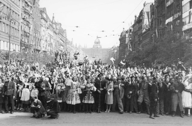 Přivítání exilové vlády v květnu roku 1945.