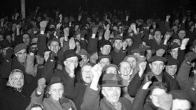 Manifestace během komunistického převratu v únoru 1948.