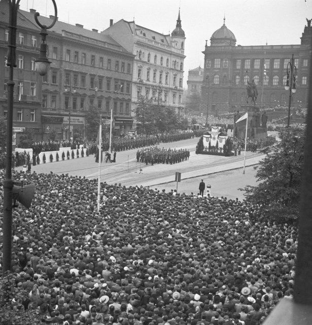 Manifestace na Václavském náměstí po atentátu na říšského protektora Reinharda Heydricha