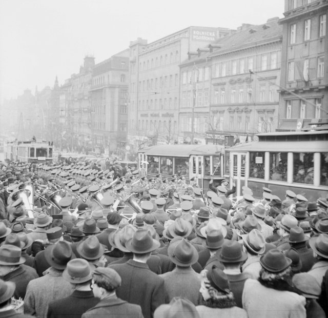 Koncert německé armádní kapely na Václavském náměstí v březnu 1939.