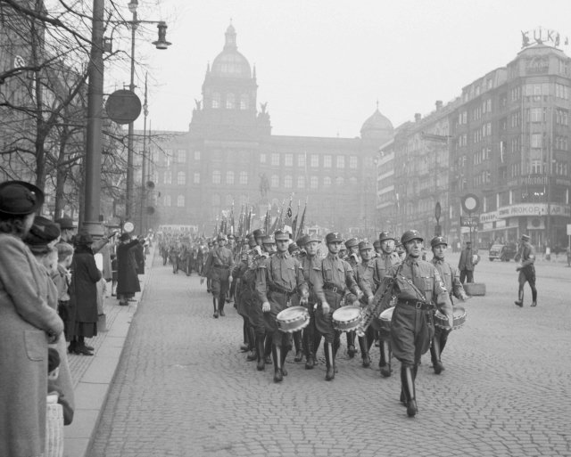 Nacisté na Václavském náměstí během oslav narozenin Adolfa Hitlera roku 1942.