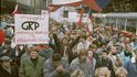 Dav lidí směřuje po Národní třídě na Václavské náměstí během generální stávky v listopadu 1989.