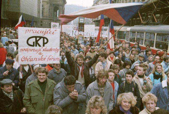 Dav lidí směřuje po Národní třídě na Václavské náměstí během generální stávky v listopadu 1989.