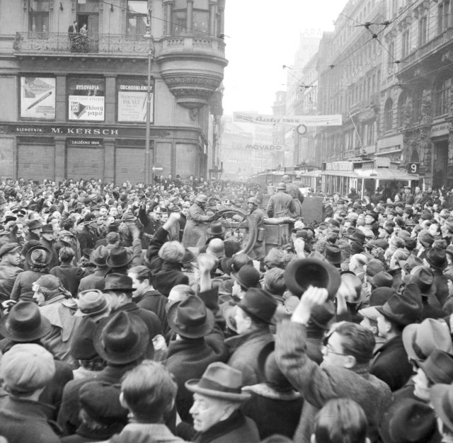 Nespokojený dav lidí při příjezdu německých okupačních vojsk do Prahy, březen 1939