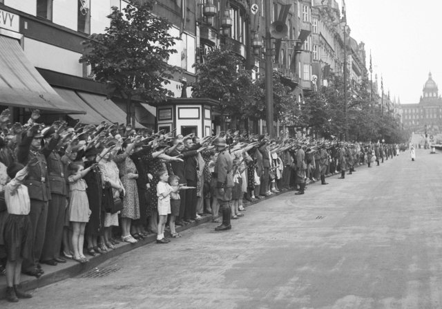 Pražané na Václavském náměstí během pohřbu říšského protektora Reinharda Heydricha roku 1942