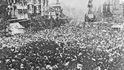 Demonstrace během první světové války na Václavském náměstí, květen 1918.