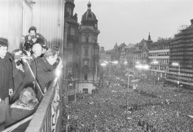 Václav Havel během revoluce roku 1989 na Václavském náměstí.
