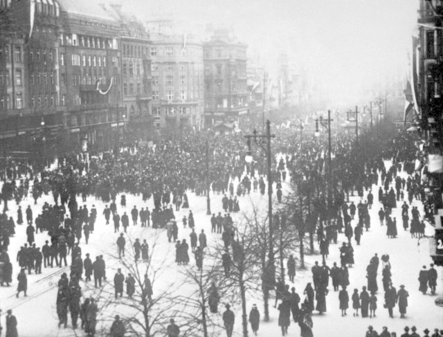 Manifestace během vzniku samostatného Československa roku 1918.