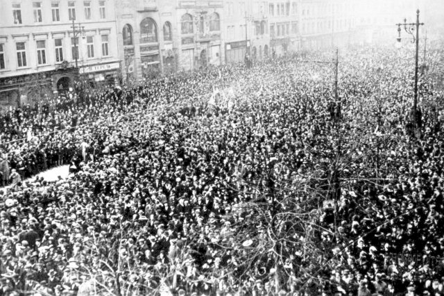 Manifestace během vzniku samostatného Československa roku 1918.