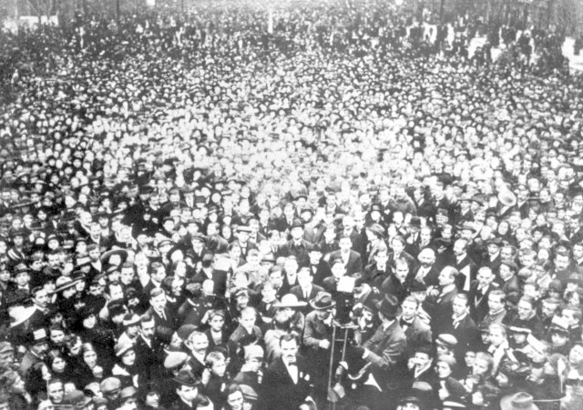 Manifestace během vzniku samostatného Československa roku 1918.