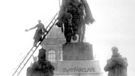 Vztyčování vlajky na sochu svatého Václava během vzniku Československa