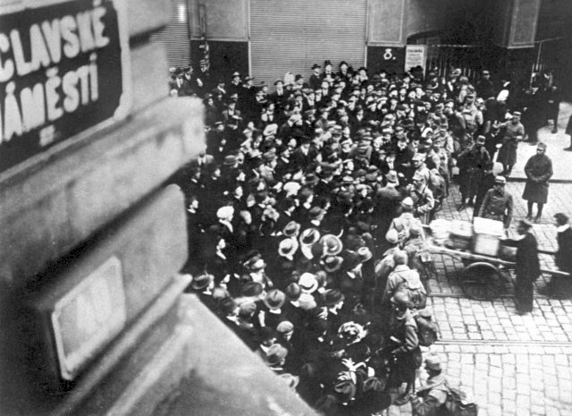 Demonstrace v říjnu 1918 v Praze: uzavřená Vodičkova ulice kordonem maďarského vojska a rakouskou policií.