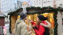 Trhy nazvané Václavské Vánoce na Václavském náměstí pokračují i přesto, že vláda vánoční trhy zakázala. Jedná se totiž o kulturní akci. (28. listopadu 2021)