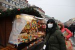 Trhy nazvané Václavské Vánoce na Václavském náměstí pokračují i přesto, že vláda vánoční trhy zakázala. Jedná se totiž o kulturní akci. (28. listopadu 2021)