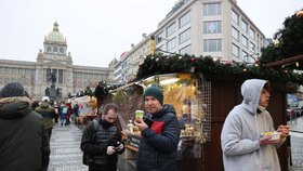 Trhy nazvané Václavské Vánoce na Václavském náměstí pokračují i přesto, že vláda vánoční trhy zakázala. Jedná se totiž o kulturní akci. (28. listopadu 2021)