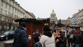 Trhy nazvané Václavské Vánoce na Václavském náměstí pokračují i přesto, že vláda vánoční trhy zakázala. Jedná se totiž o kulturní akci. (28. listopadu 2021)