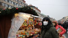 Trhy nazvané Václavské Vánoce na Václavském náměstí pokračují i přesto, že vláda vánoční trhy zakázala. Jedná se totiž o kulturní akci. (28. listopadu 2021)