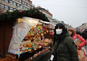 Trhy nazvané Václavské Vánoce na Václavském náměstí pokračují i přesto, že vláda vánoční trhy zakázala. Jedná se totiž o kulturní akci. (28. listopadu 2021)