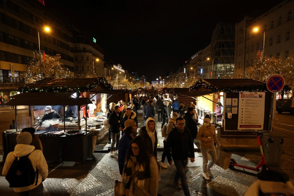 Trhy na Václavském náměstí. (27. listopadu 2021)