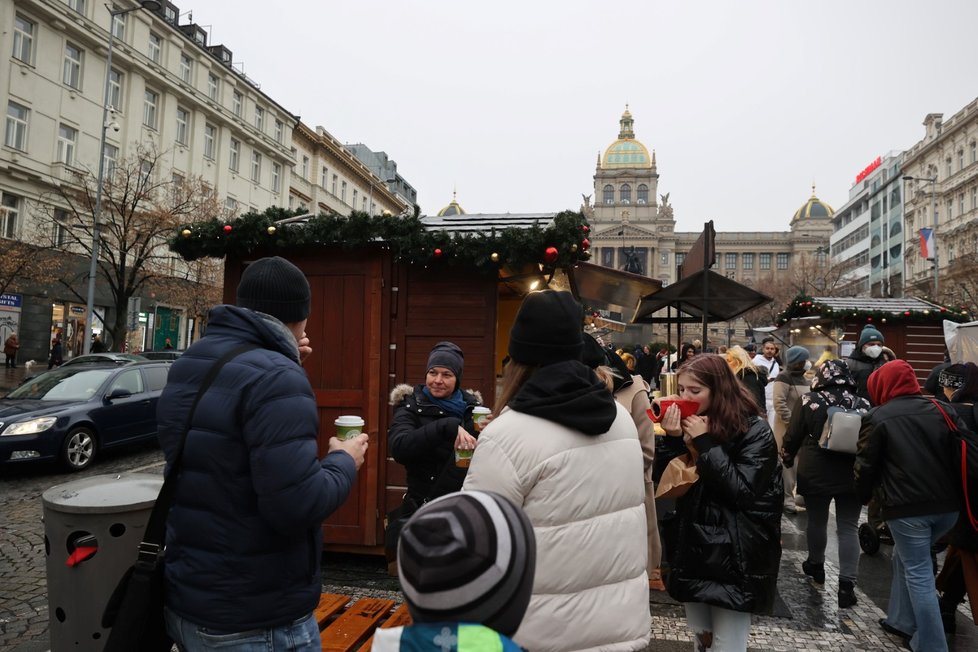 Trhy nazvané Václavské Vánoce na Václavském náměstí pokračují i přesto, že vláda vánoční trhy zakázala. Jedná se totiž o kulturní akci (28. listopadu 2021).