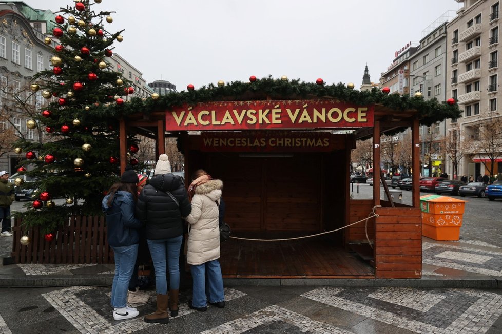 Trhy nazvané Václavské Vánoce na Václavském náměstí pokračují i přesto, že vláda vánoční trhy zakázala. Jedná se totiž o kulturní akci (28. listopadu 2021).