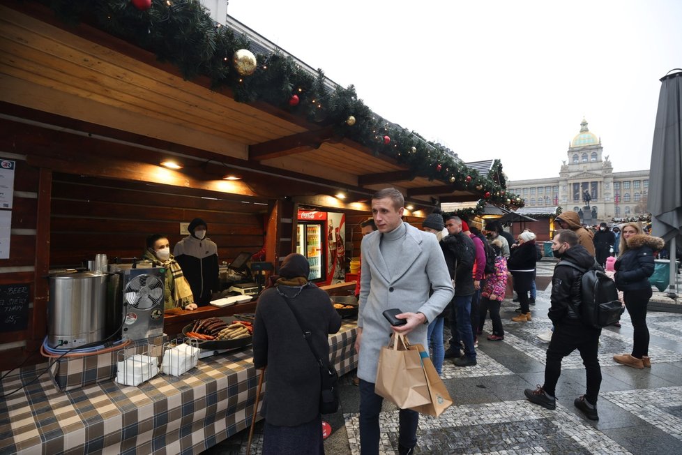 Trhy nazvané Václavské Vánoce na Václavském náměstí pokračují i přesto, že vláda vánoční trhy zakázala. Jedná se totiž o kulturní akci (28. listopadu 2021).