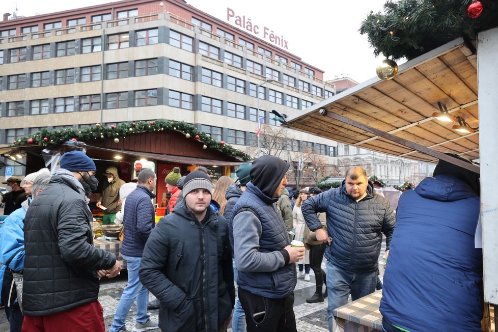 Trhy nazvané Václavské Vánoce na Václavském náměstí pokračují i přesto, že vláda vánoční trhy zakázala. Jedná se totiž o kulturní akci (28. listopadu 2021).