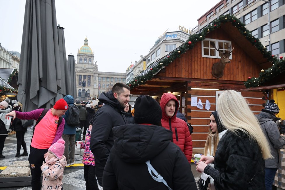 Trhy nazvané Václavské Vánoce na Václavském náměstí pokračují i přesto, že vláda vánoční trhy zakázala. Jedná se totiž o kulturní akci. (28. listopadu 2021)