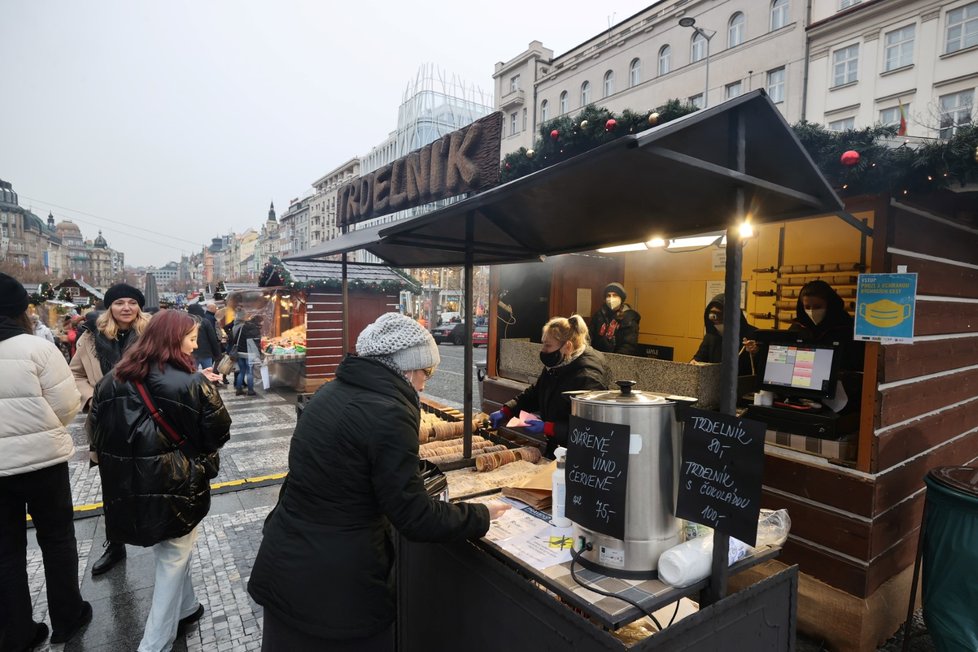 Trhy nazvané Václavské Vánoce na Václavském náměstí pokračují i přesto, že vláda vánoční trhy zakázala. Jedná se totiž o kulturní akci (28. listopadu 2021).