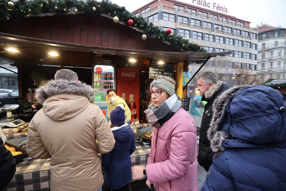 Trhy nazvané Václavské Vánoce na Václavském náměstí pokračují i přesto, že vláda vánoční trhy zakázala. Jedná se totiž o kulturní akci (28. listopadu 2021).