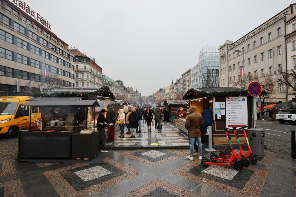 Trhy nazvané Václavské Vánoce na Václavském náměstí pokračují i přesto, že vláda vánoční trhy zakázala. Jedná se totiž o kulturní akci (28. listopadu 2021).