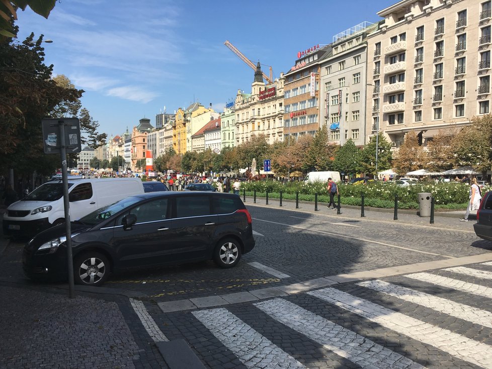 Václavské náměstí se postupně proměňuje, péče o něj je systematičtější.