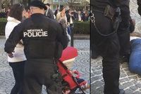 Drsný zásah „měšťáků“ na Václaváku proti manželovi těhotné byl v pořádku, říká policie
